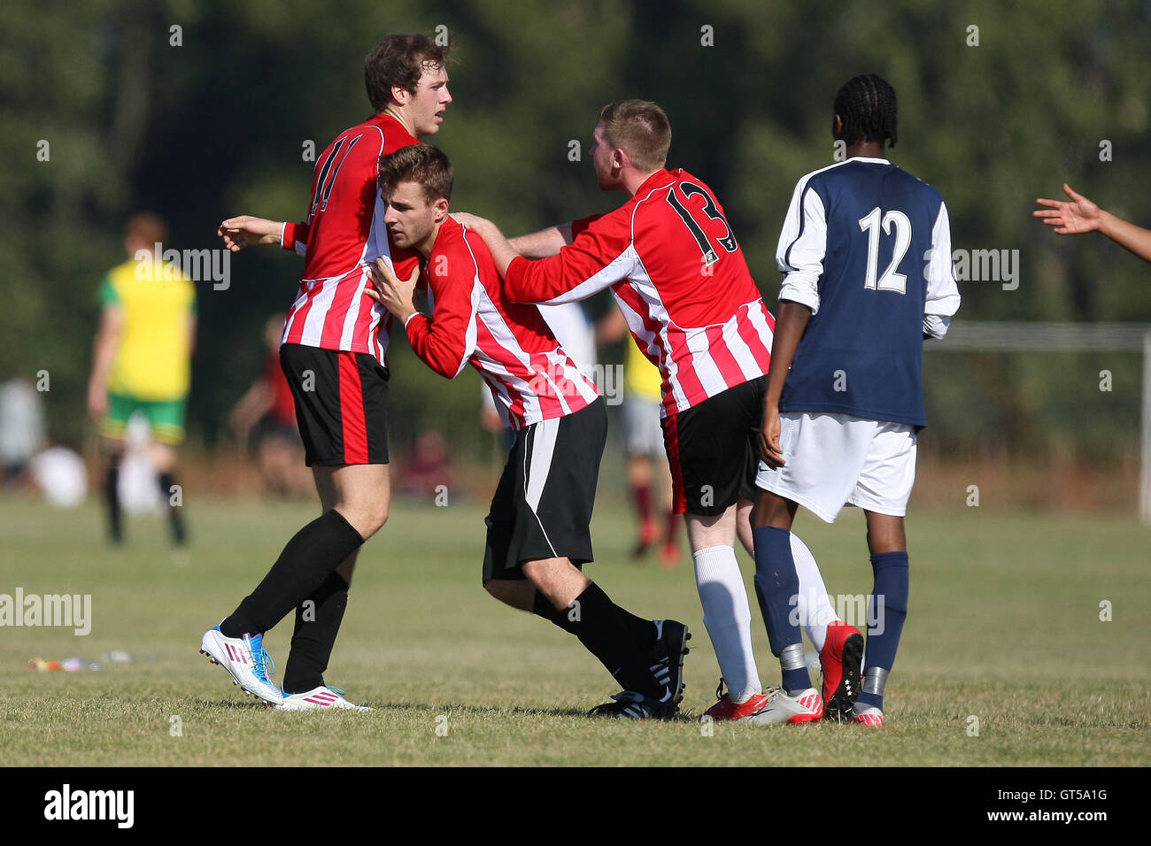 East London Spartiates (rouge/blanc) vs Lord Morpeth (bleu/blanc) - Hackney & Leyton dimanche Football ligue du Sud au marais, marais de Hackney, Londres - 02/10/11. Banque D'Images