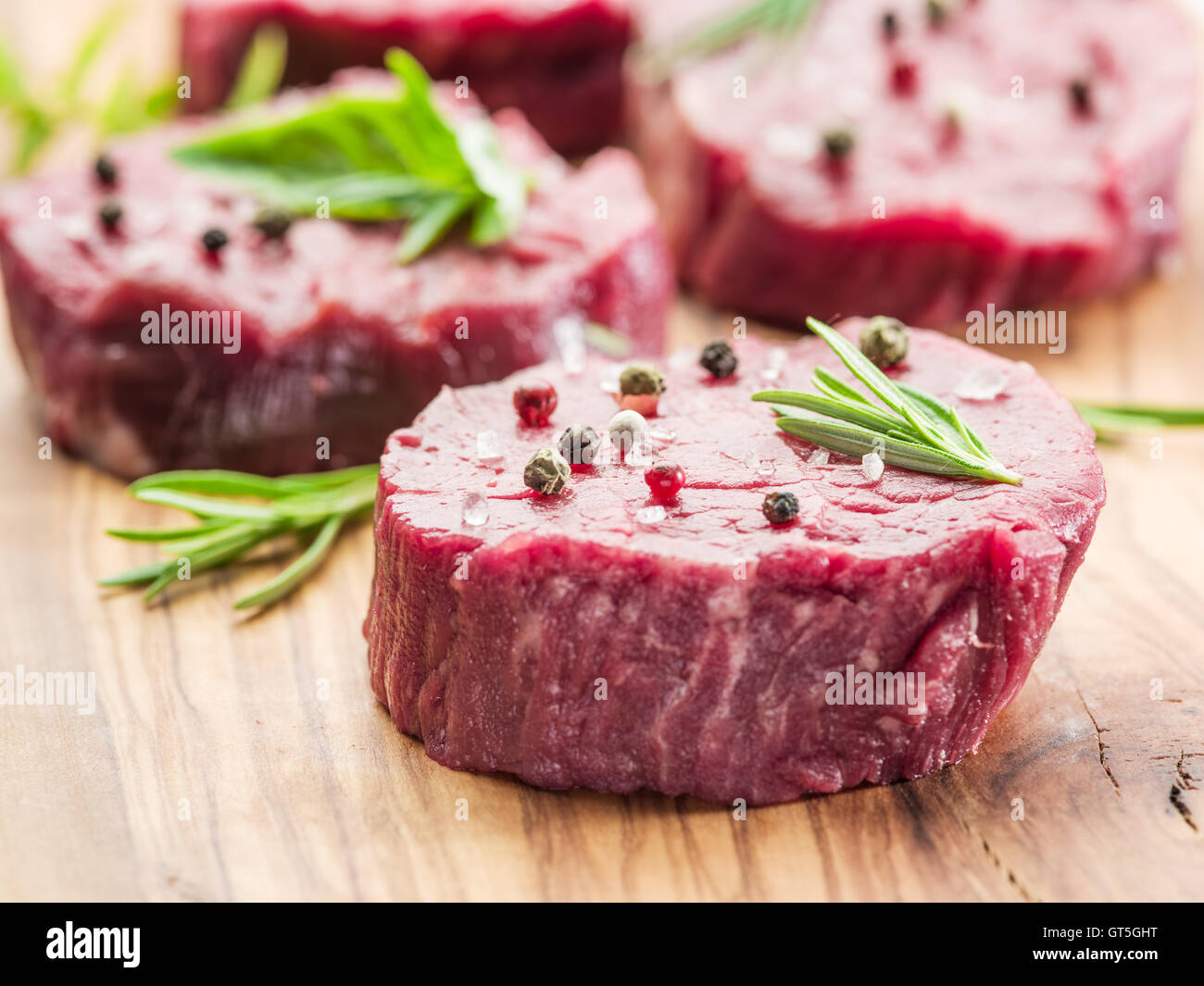 Morceaux de filet de boeuf sur la planche à découper en bois. Banque D'Images