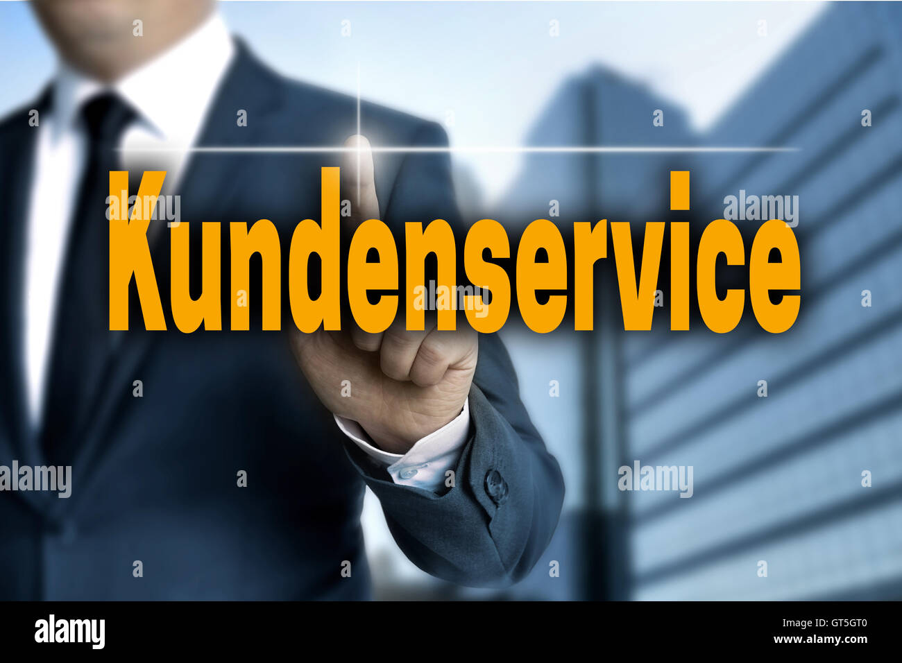 Kundenservice (en allemand Customer Care) écran tactile est exploité par l'homme d'affaires. Banque D'Images