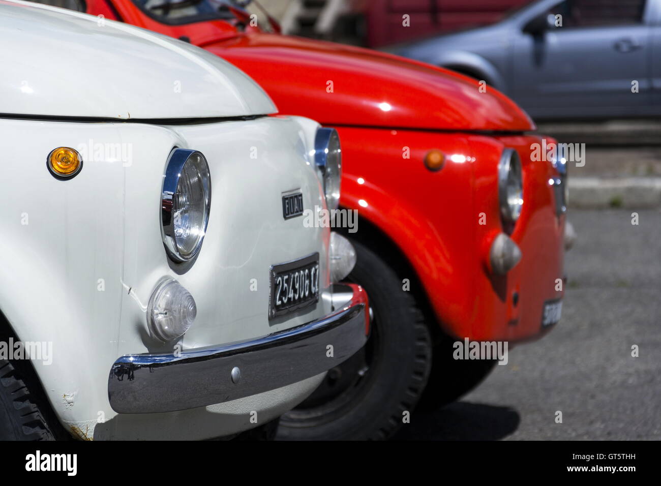 LIVIGNO, ITALIE - 1 août : trois voitures Fiat 500 vintage sur rue sur 1 août 2016 à Livigno, Italie. Banque D'Images