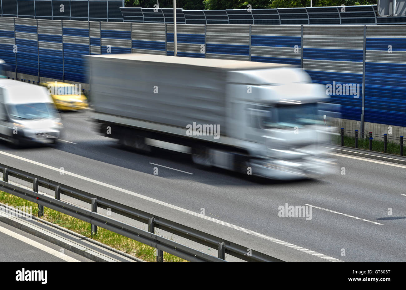 Marchandises grand véhicule roulant à pleine vitesse sur six lane route à accès limité. Banque D'Images