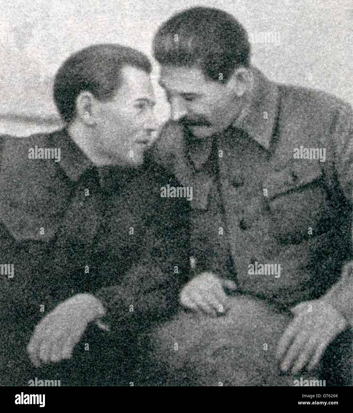 Nikolaï Ivanovitch Iejov ou Ezhov (à gauche), la police secrète soviétique Joseph Staline, fonctionnaire en vertu de droite. Banque D'Images