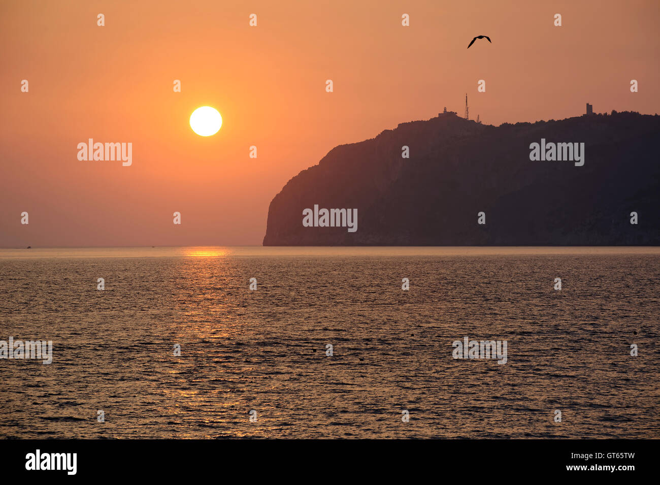 Palinuro promontoire au coucher du soleil vu de la route de Marina di Camerota . Nous voyons le promontoire du phare Banque D'Images