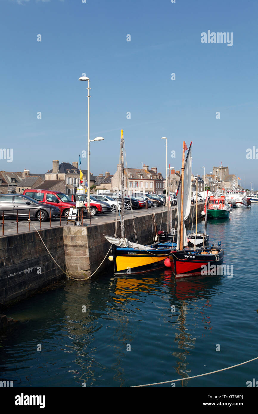 La voile traditionnelle des bateaux de pêche à Barfleur en Normandie, France. Banque D'Images