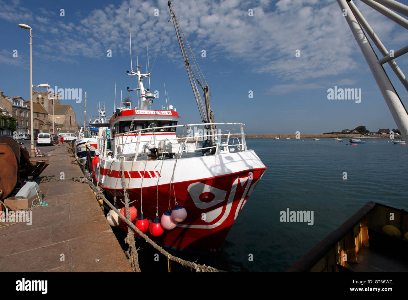 La flotte de pêche dans le port de Barfleur, Normandie, France. Banque D'Images