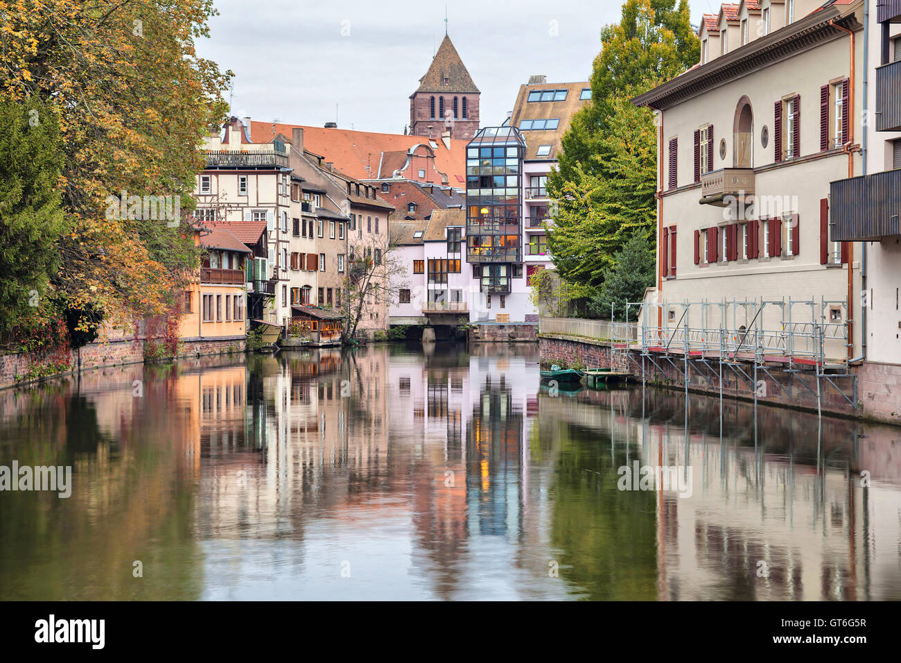 Maisons colorées reflétant dans l'eau de l'Ill à Strasbourg, France Banque D'Images
