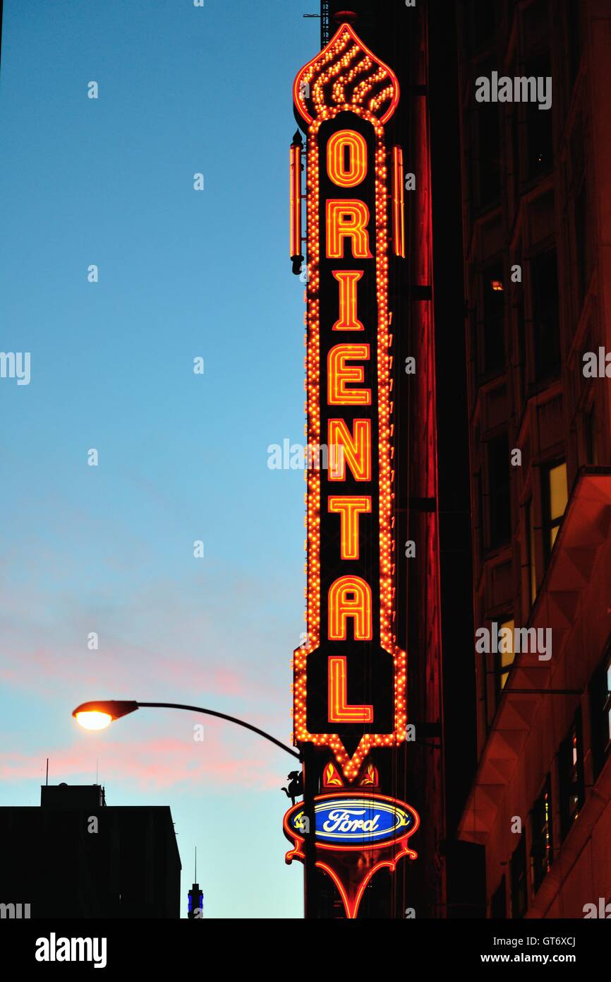 Chicago, Illinois, USA. Le théâtre oriental signe sur le lieu dans le quartier des théâtres de Chicago dans la boucle. Le théâtre oriental a ouvert ses portes en 1926. Banque D'Images