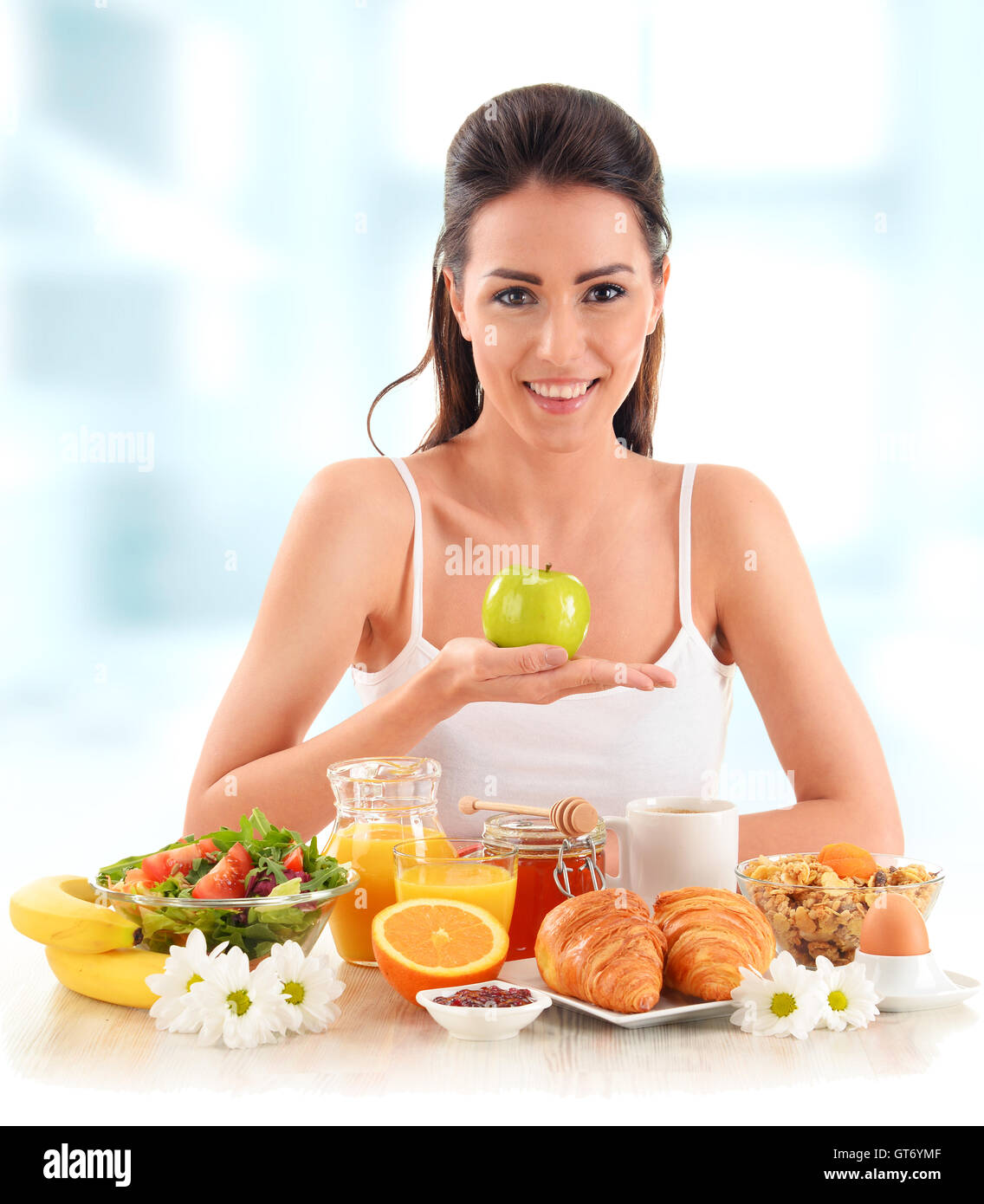 Jeune femme ayant le petit déjeuner. Alimentation équilibrée. Banque D'Images