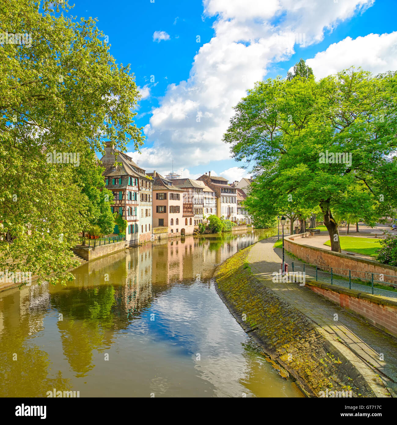 Strasbourg, de l'eau dans le canal de la Petite France. Maisons à colombages et d'arbres à Grand Ile. Alsace, France. Site de l'Unesco. Banque D'Images Strasbourg, de l'eau dans le canal de la Petite France. Maisons à colombages et d'arbres à Grand Ile. Alsace, France. Site de l'Unesco. Banque D'Images