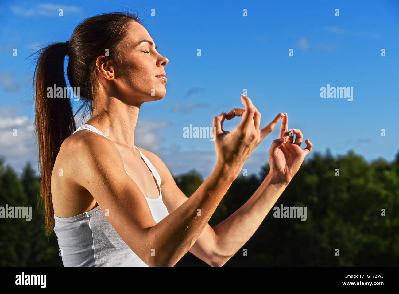 Jeune femme au cours de yoga méditation dans le parc. Banque D'Images