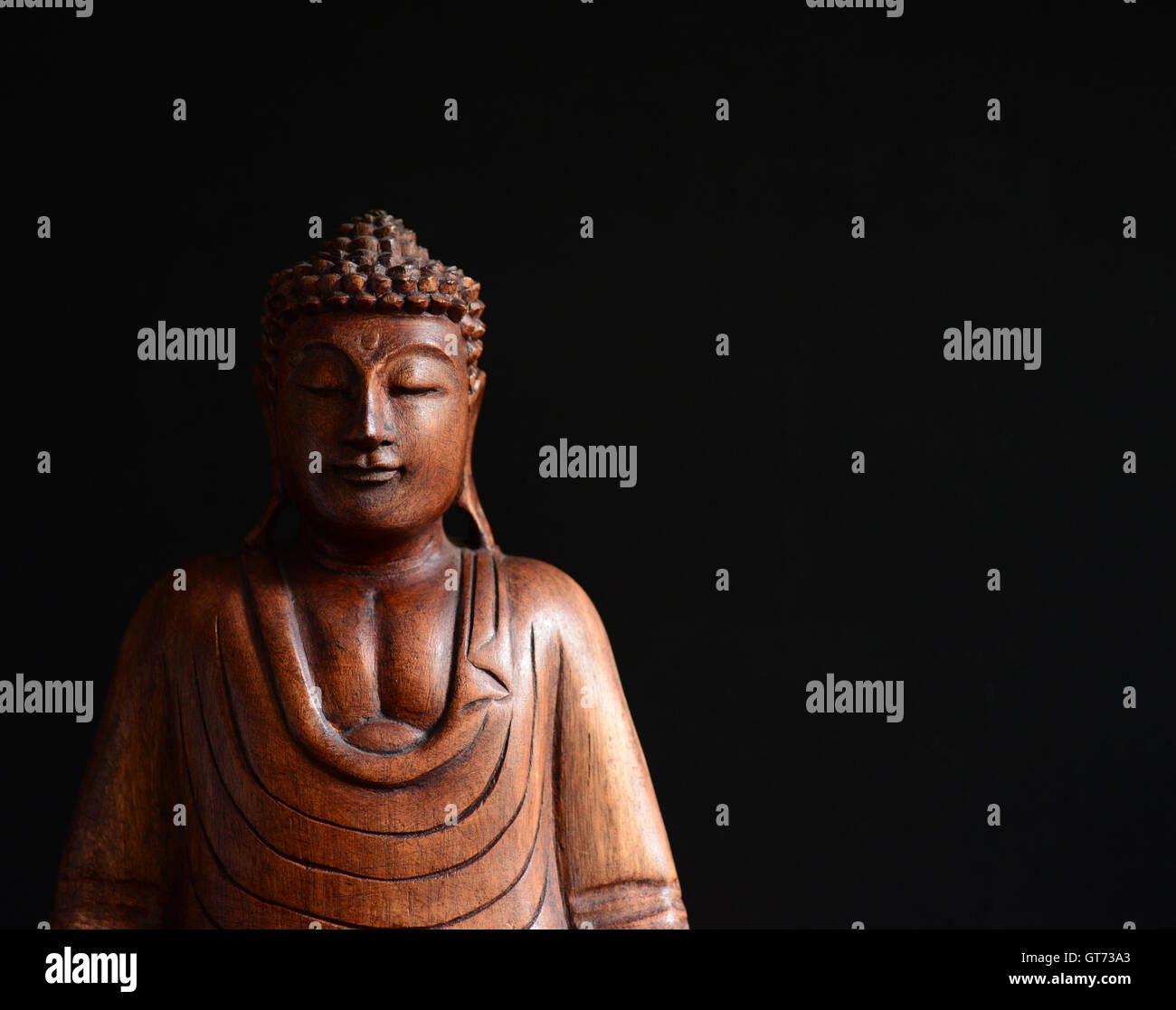 Portrait de Bouddha sur un fond sombre Banque D'Images