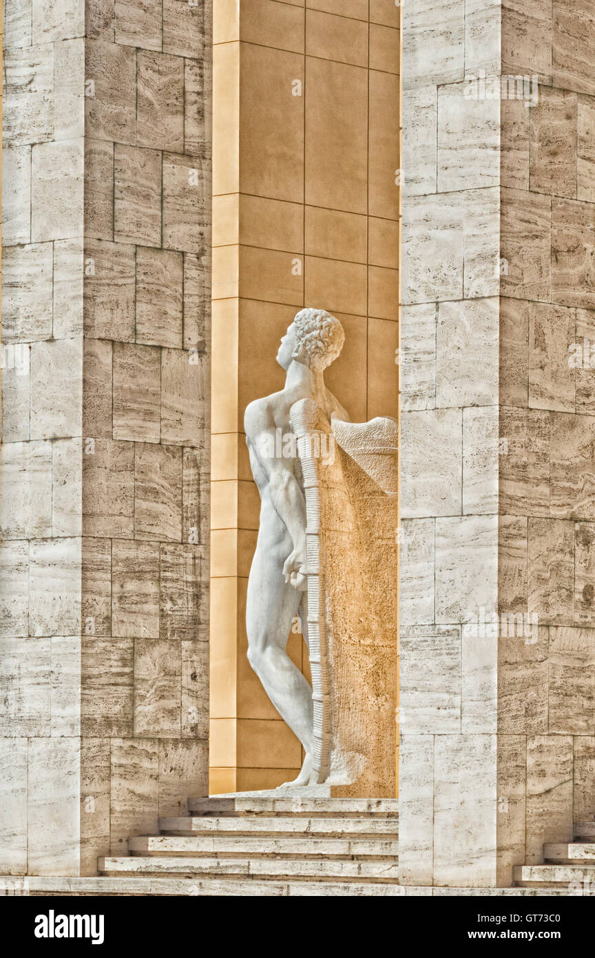 Forli, Italie, détail d'une beauté Icarus statue, sur 80 ans (période du fascisme) Banque D'Images