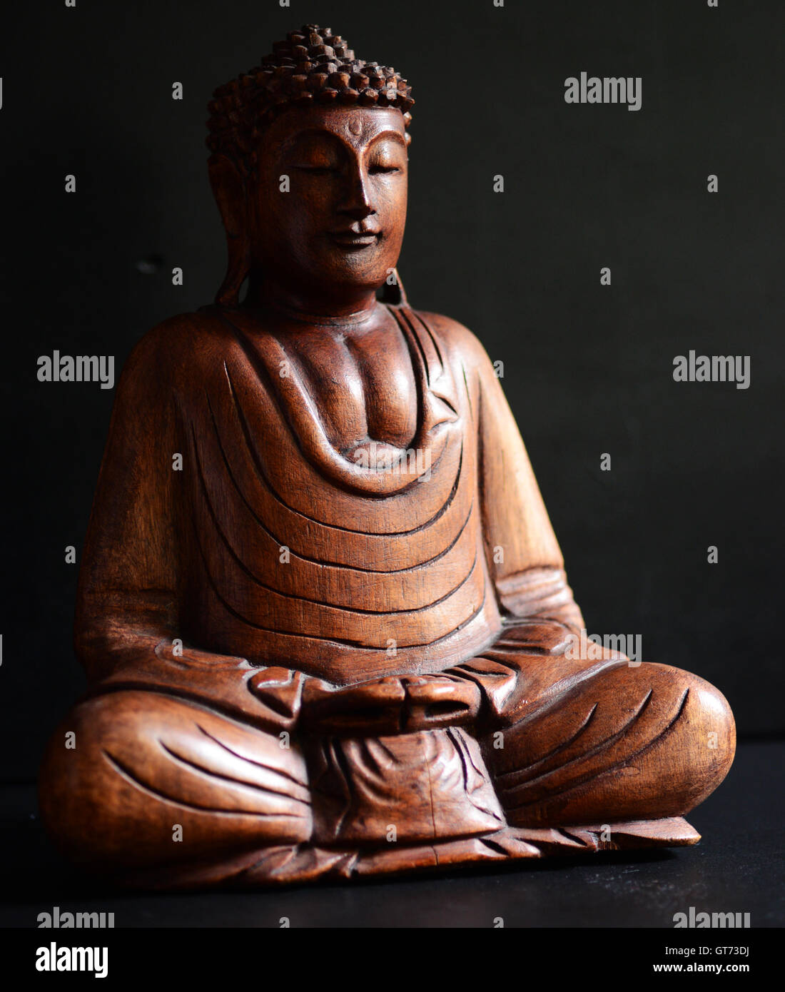 Portrait de Bouddha sur un fond sombre Banque D'Images