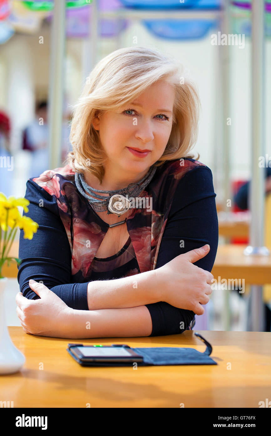 Femme 55 ans blonde Banque de photographies et d’images à haute résolution Page 2 Alamy