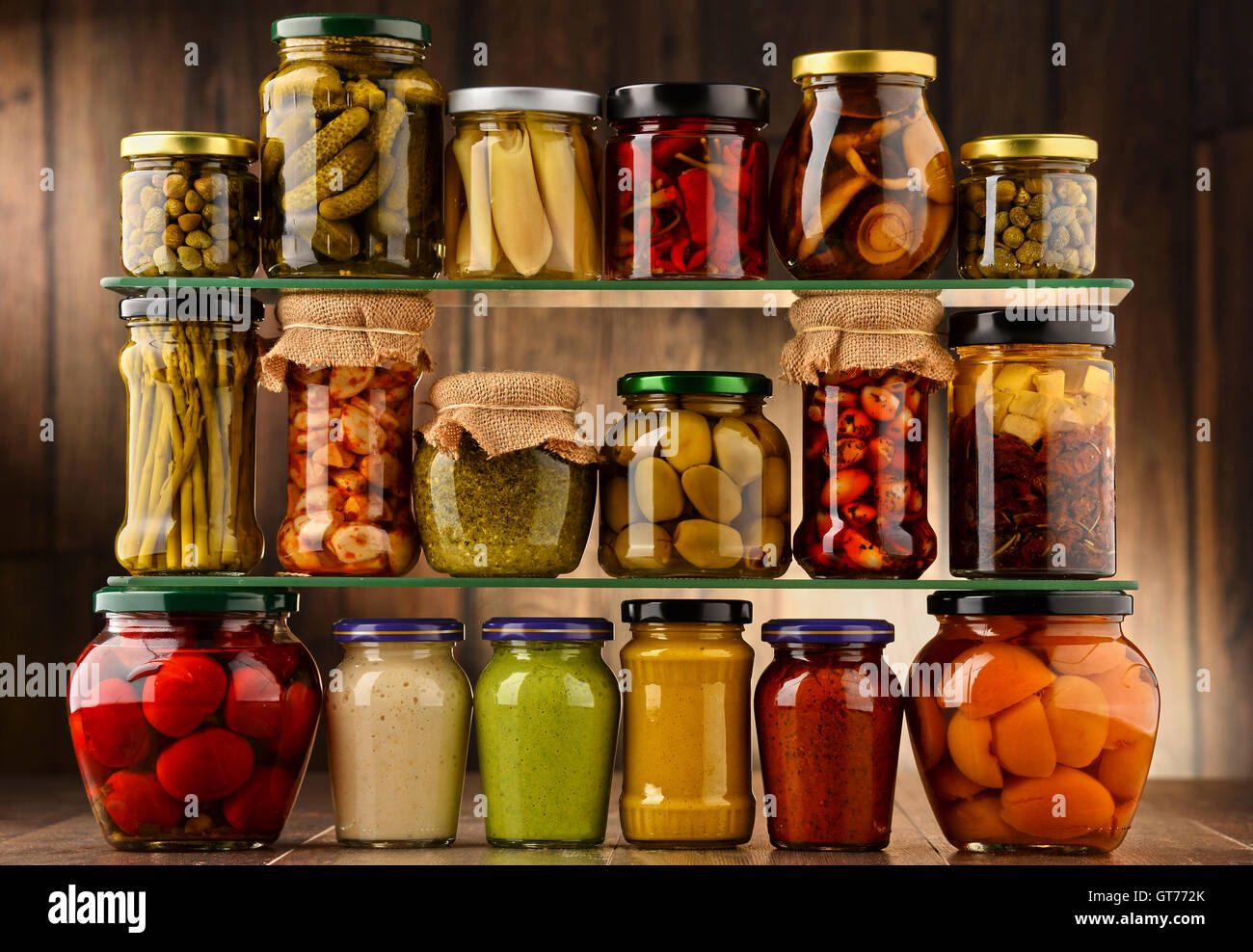 Bocaux avec variété de légumes marinés. Aliments en conserve Banque D'Images