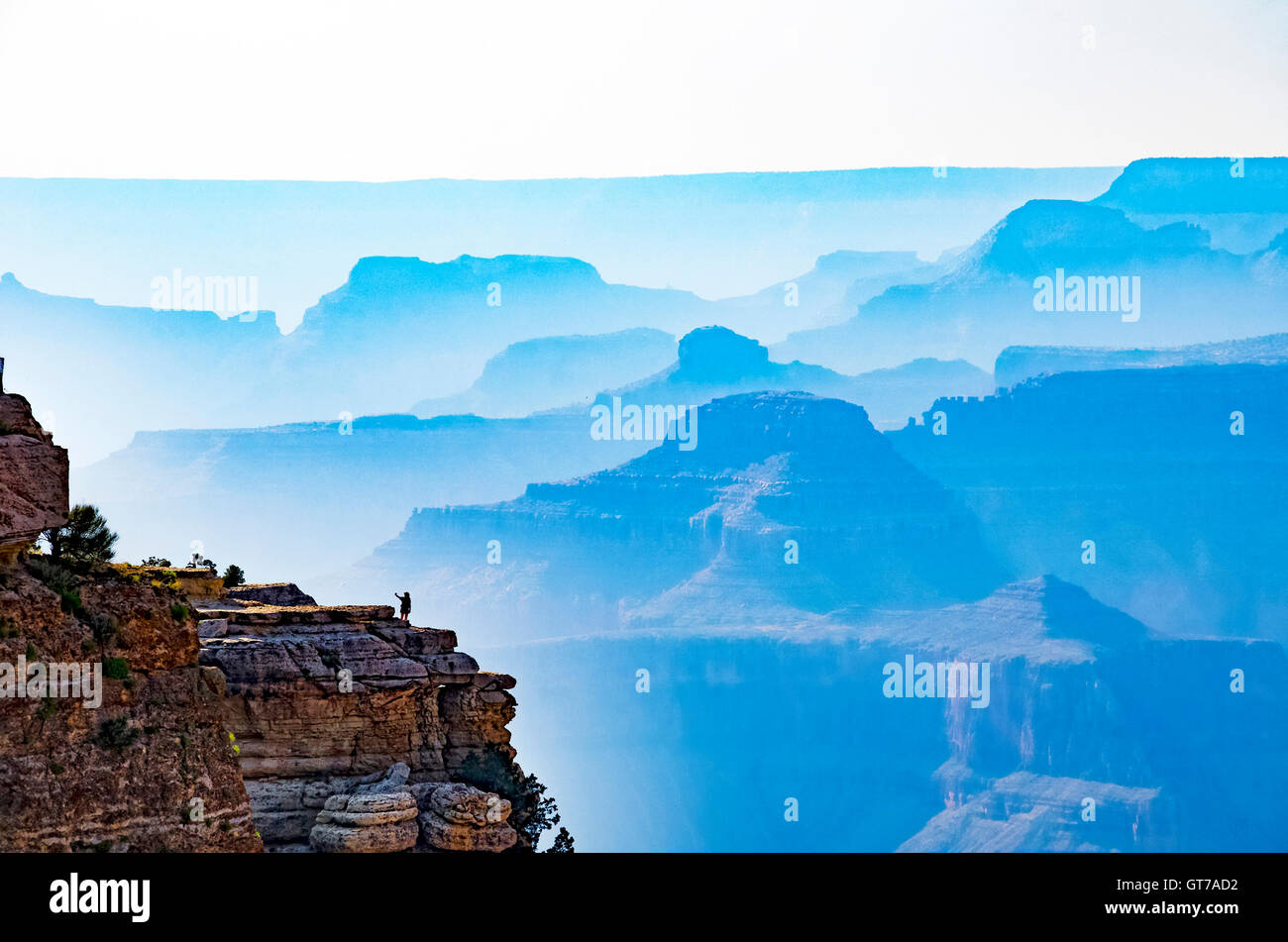 Un paysage vaste vista vue sur le grand canyon, avec une silhouette d'une femme prenant une selfies Banque D'Images