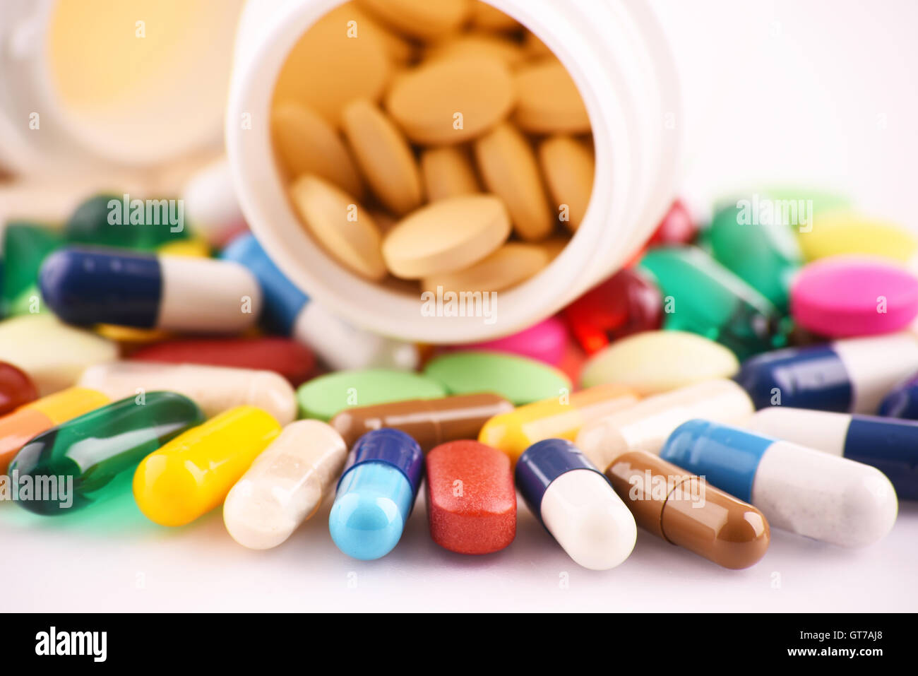 La composition avec variété de pilules de drogue et les conteneurs. Banque D'Images