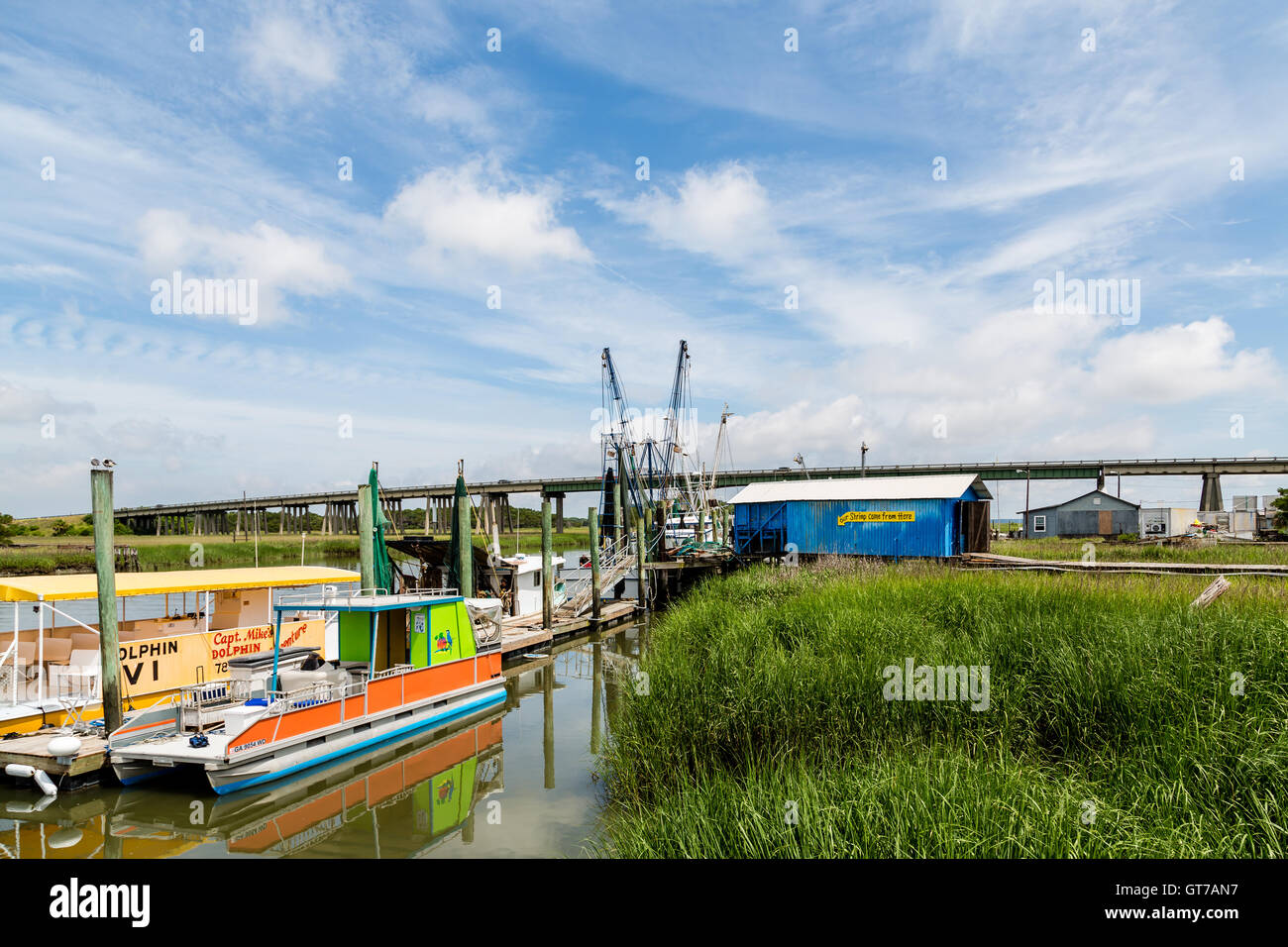 La crevette, la pêche et les excursions en bateau sur une rivière par un marais d'eau salée entre Savannah et à Tybee Island, Géorgie Banque D'Images