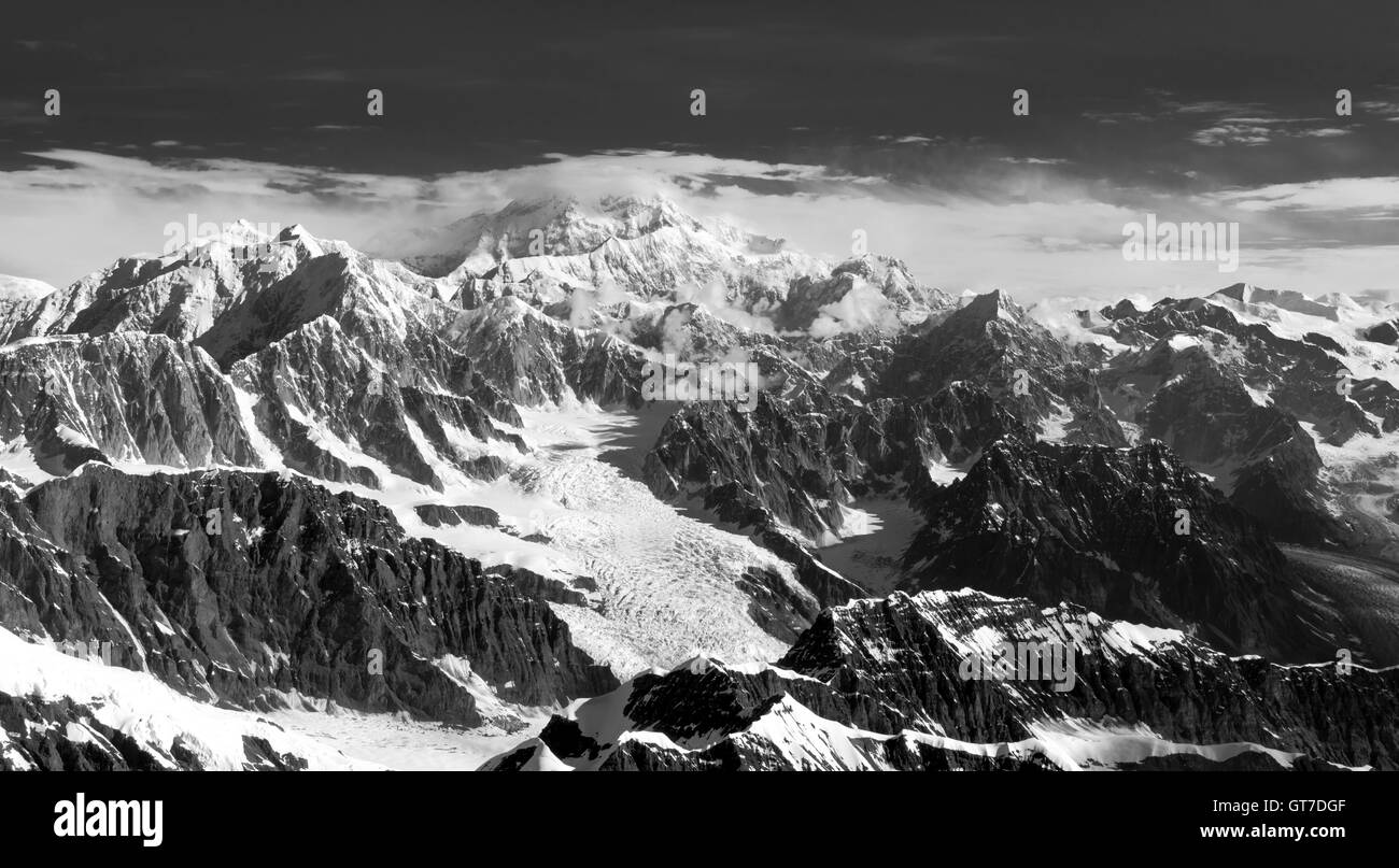 Vue aérienne de Denali (Mt. McKinley), le Glacier Kahiltna et la chaîne de l'Alaska sur un vol touristique de Talkeetna, Alaska. Banque D'Images