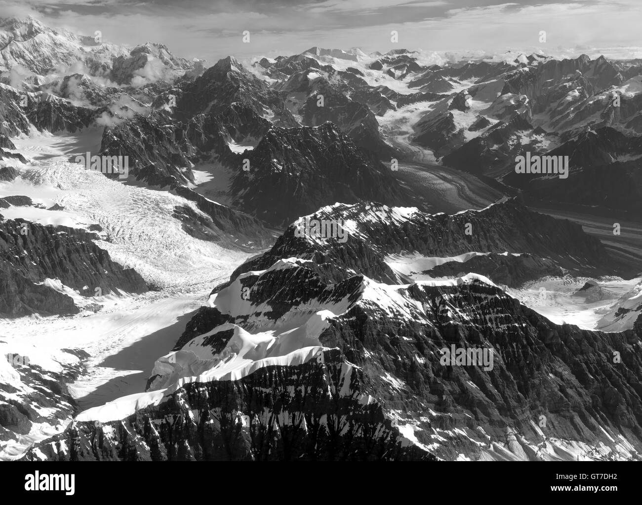 Vue aérienne de Denali (Mt. McKinley ; à l'extérieur de l'affichage en haut à gauche), le Glacier Kahiltna (à gauche), l'Tokositna Glacier (à droite) Banque D'Images