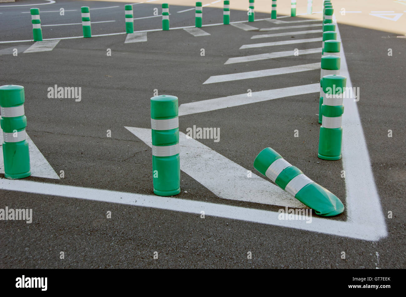 Délinéateur blanc et vert en postes de stationnement de voiture Banque D'Images