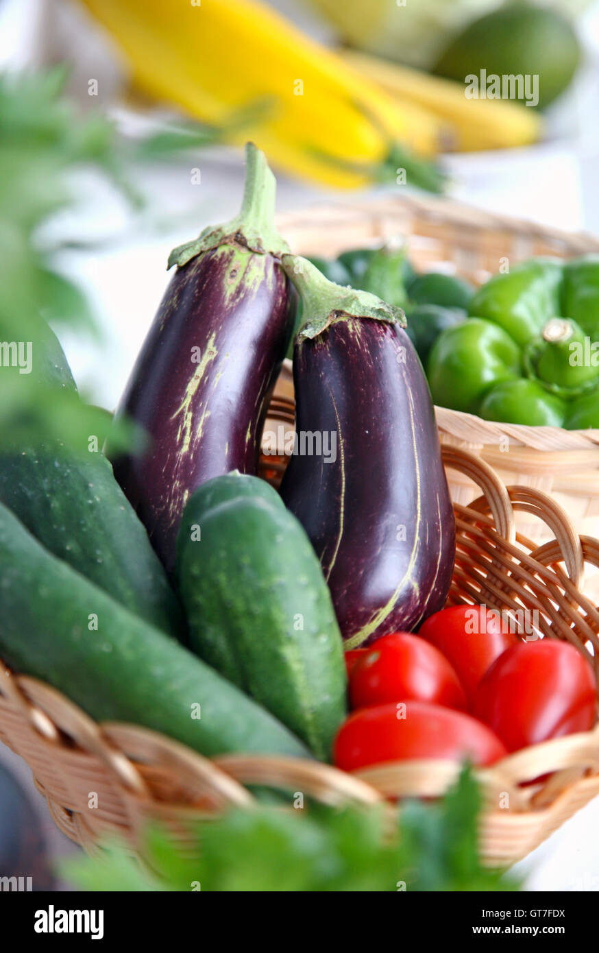 Aubergines sur fond de légumes Banque D'Images