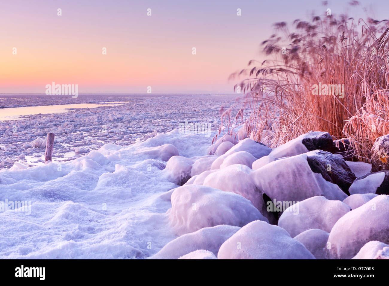 Lever de soleil sur un lac gelé Marken aux Pays-Bas. Banque D'Images