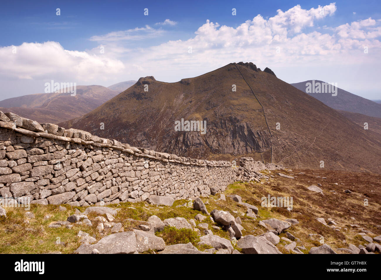 Le mur de Mourne et le sommet de Slieve Bearnagh dans les montagnes de Mourne dans l'Irlande du Nord lors d'une journée ensoleillée. Banque D'Images