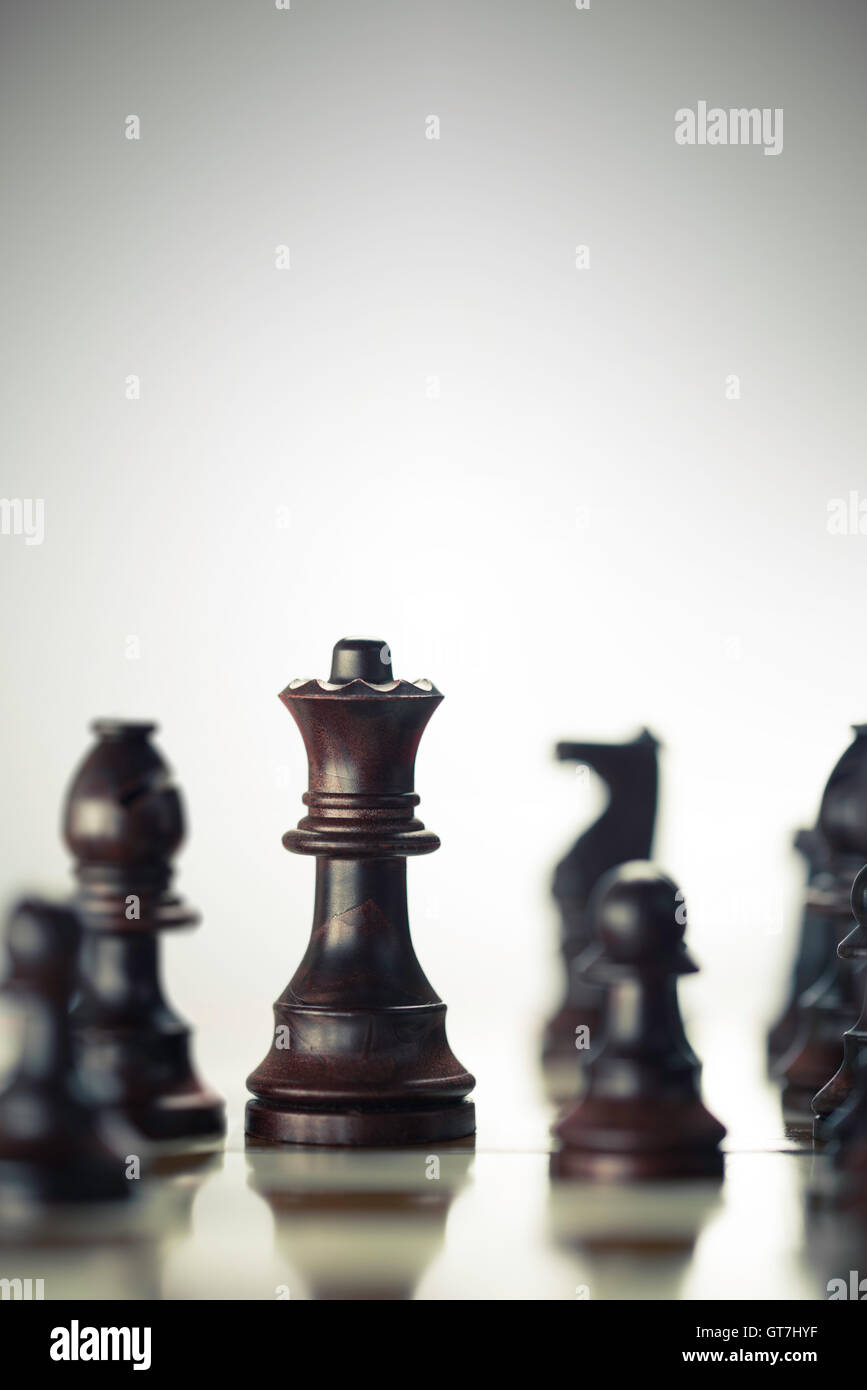 Vertical image d'un échiquier avec l'accent sur la reine sur fond lumineux, Concept de gestion des risques ou d'affaires stratégique Banque D'Images