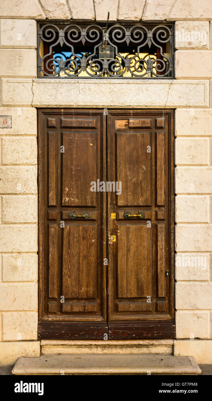 Très vieille porte dans la belle ville italienne Venise Banque D'Images