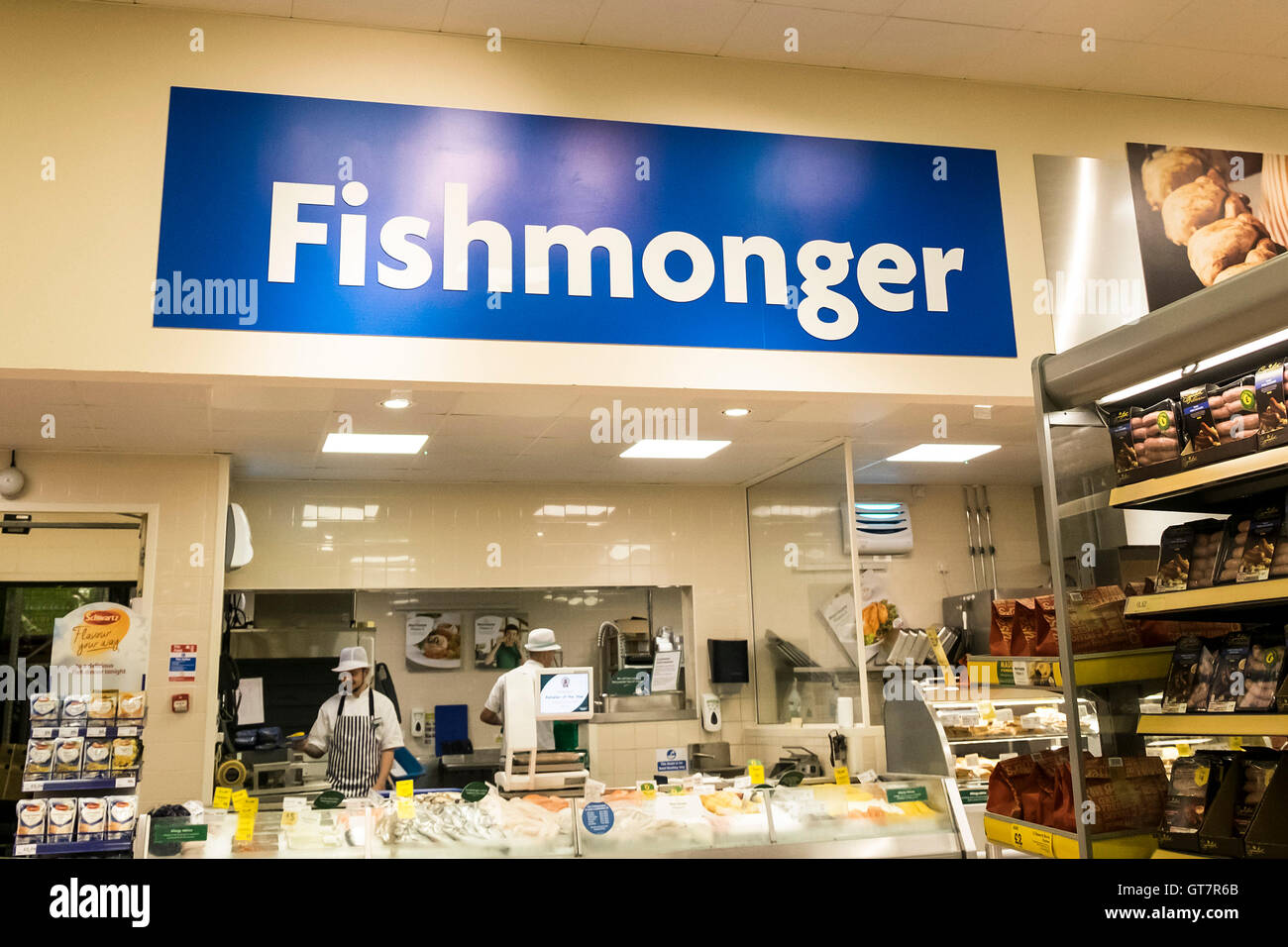 Les poissonniers dans un supermarché Morrisons. Banque D'Images