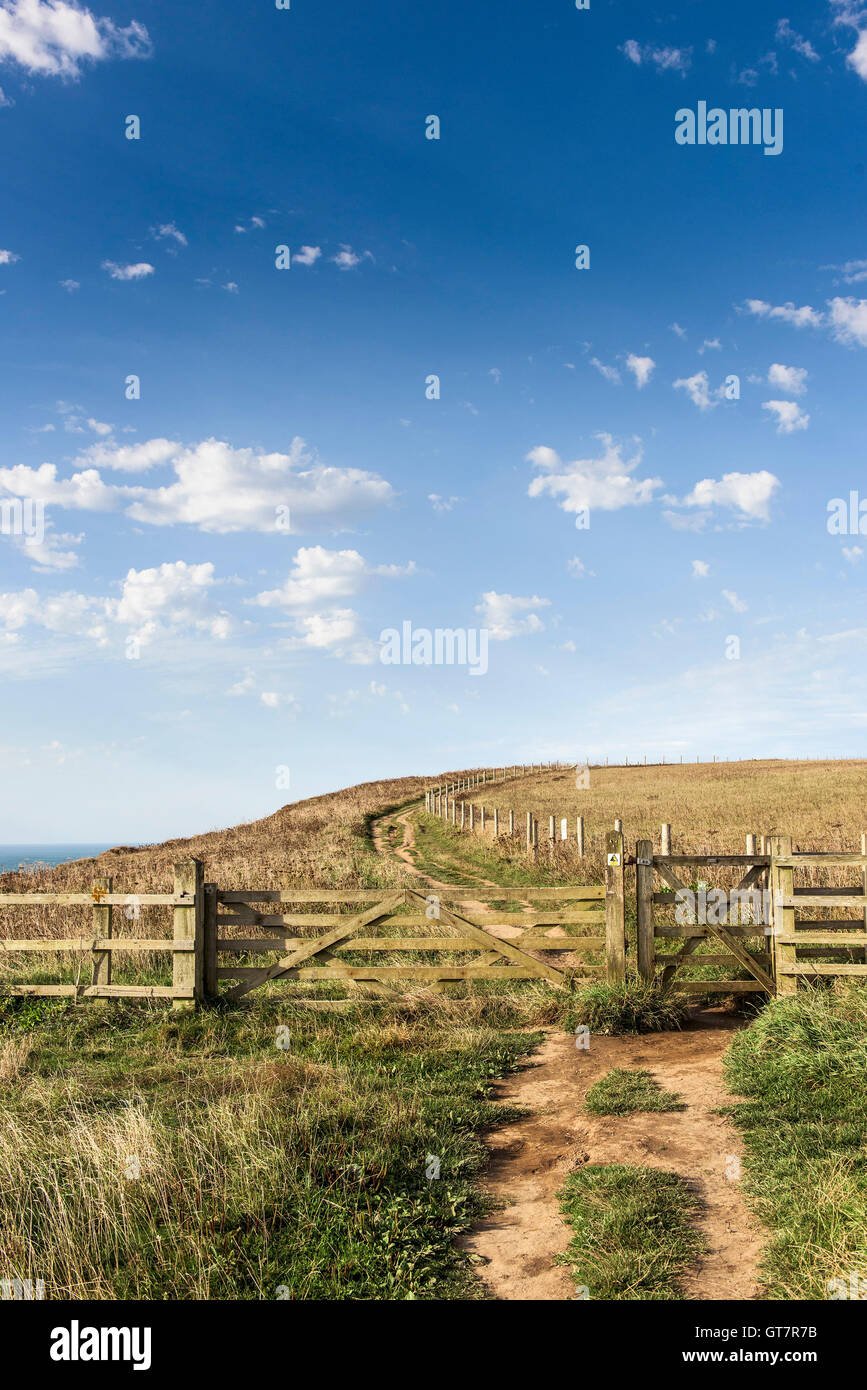 Une porte sur le sentier côtier du sud-ouest de la baie de Watergate à Newquay en Cornouailles. Banque D'Images