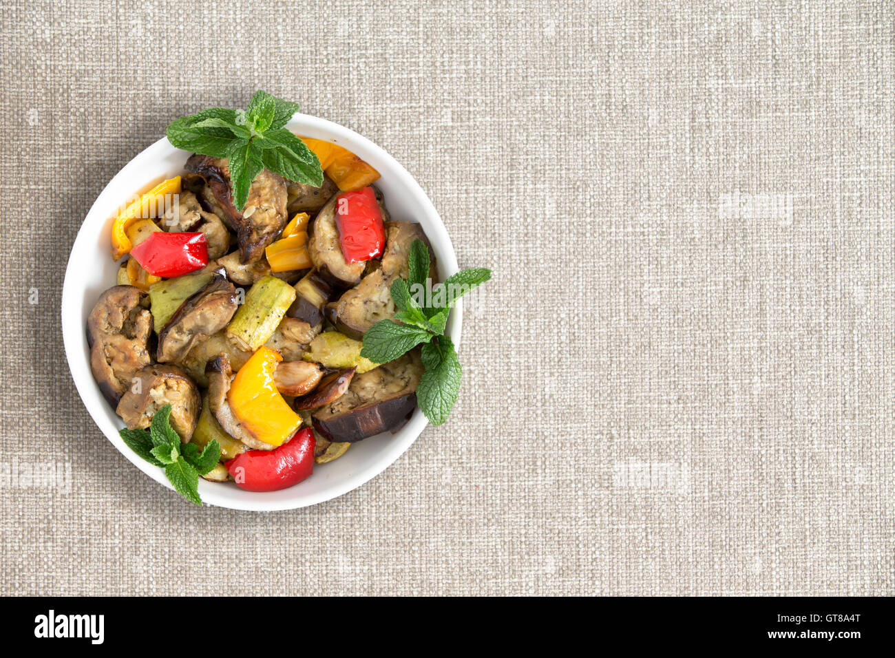 Plateau de légumes frais grillé préparé turc aux aubergines, courgettes et poivrons rouge et jaune, ove Banque D'Images