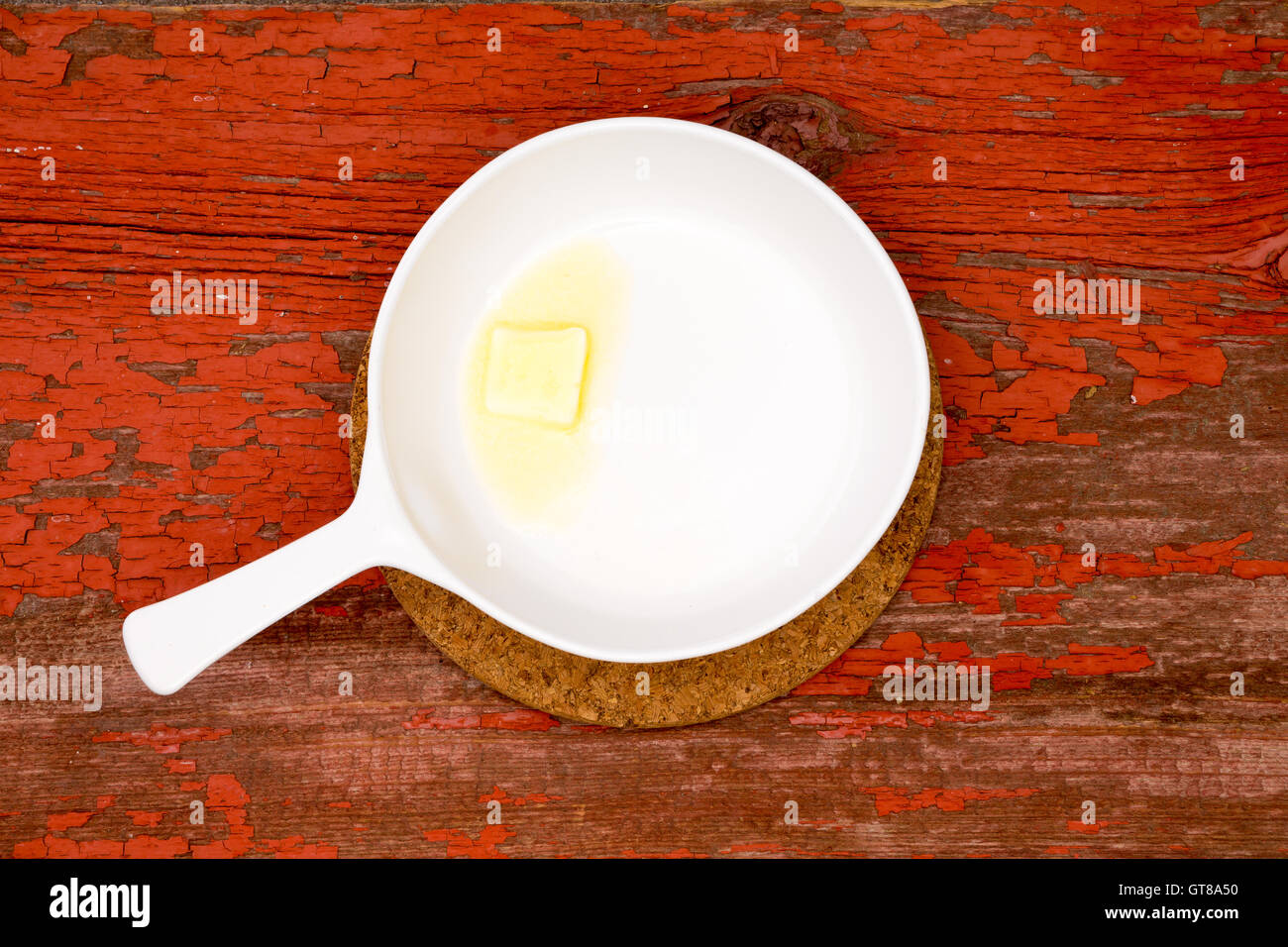 Petit morceau de beurre fondant sur une assiette blanche avec poignée sur  le dessus d'une table en bois rustique, capturé en High Angle View Photo  Stock - Alamy