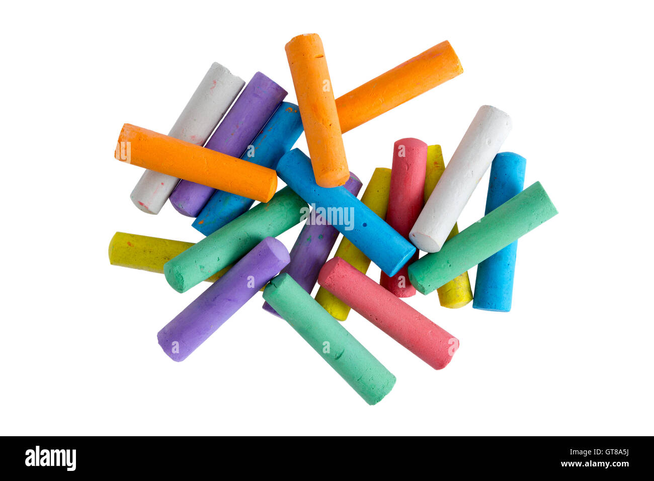 Tas de crayons craies multicolores pour les enfants d'exercer leur créativité et compétences en dessin (vue de dessus isolé sur un Banque D'Images