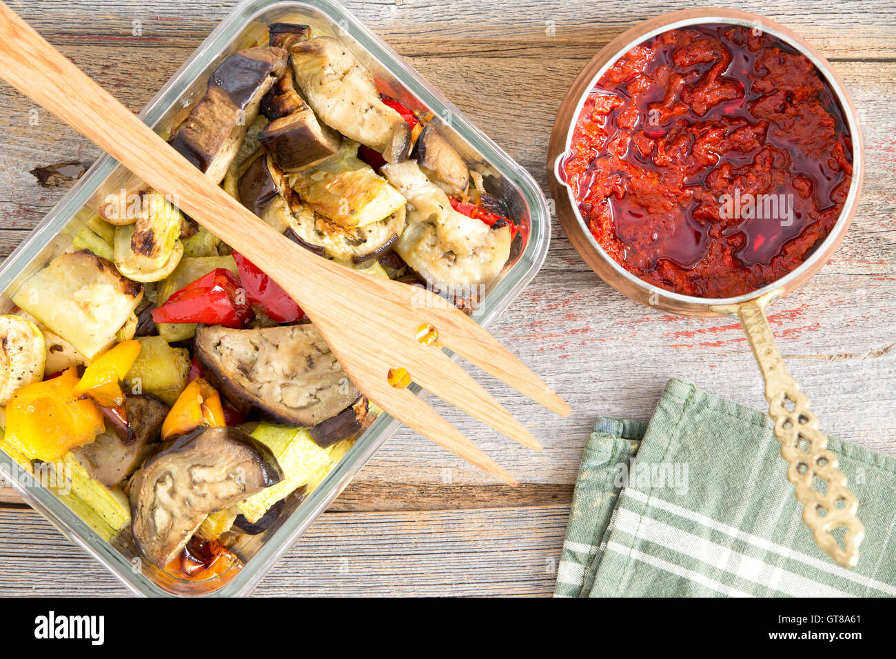 Grillé ou rôti sain de style turc légumes servi avec des courgettes, aubergines et poivrons doux servi avec un bol de piquant Banque D'Images