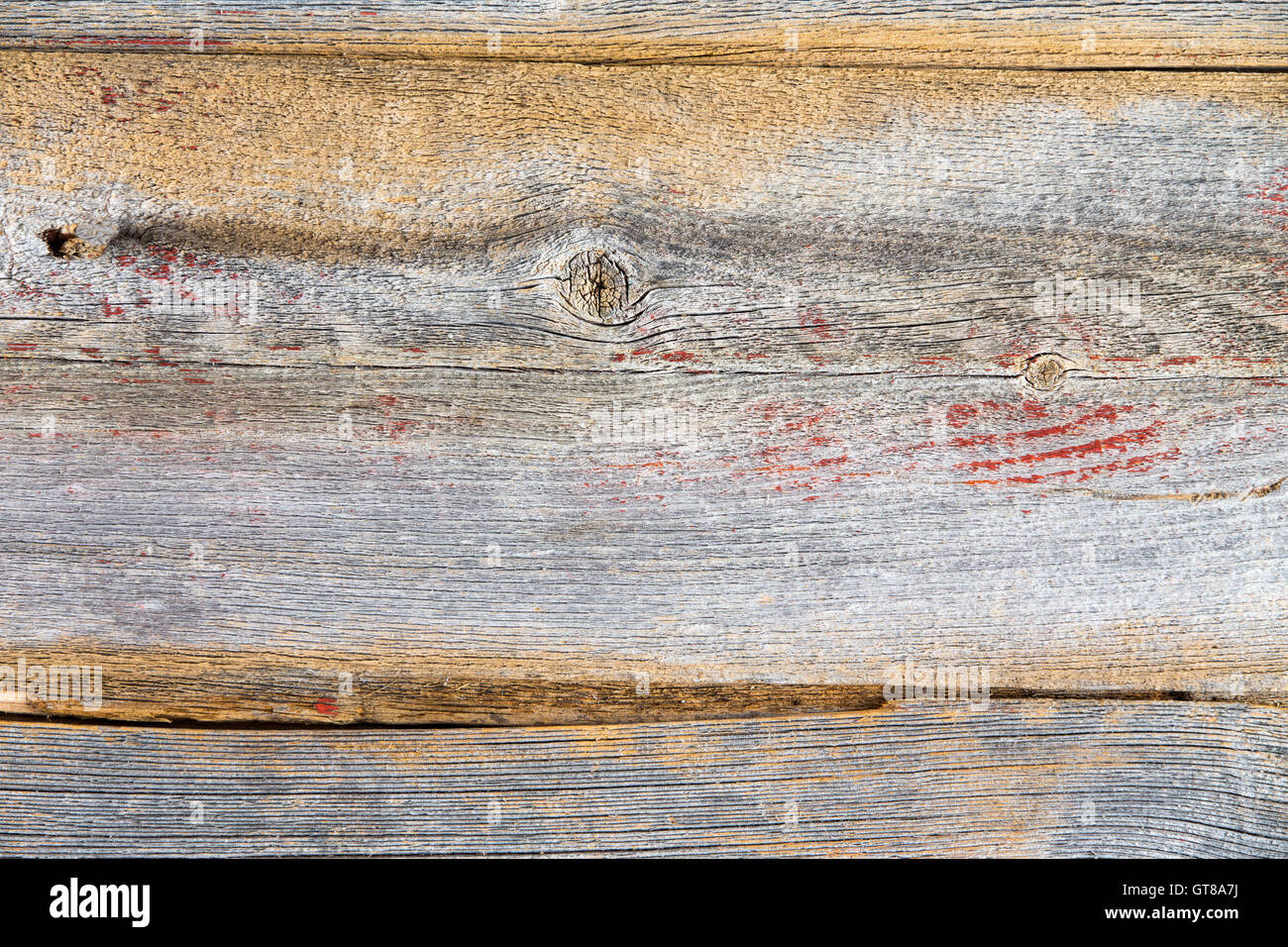 Old weathered wood texture fond sec craquelé avec bandes avec du grain du bois et quelques rares vestiges de la peinture rouge, full frame Banque D'Images