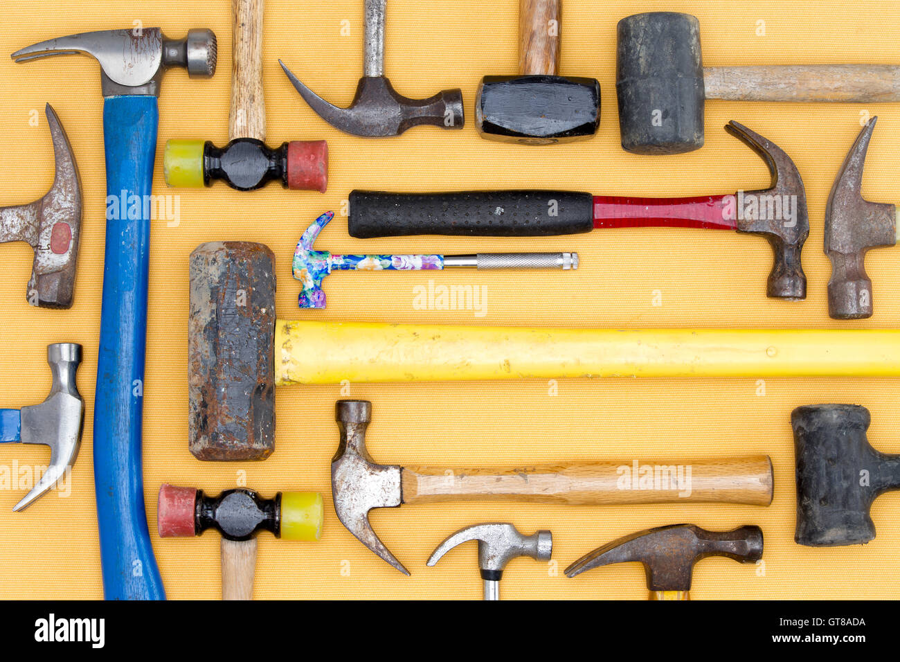 Affichage d'une diversité des marteaux dans une trousse d'outils pour le bricolage, menuiserie, construction, maillets et une masse dans une arrangeme Banque D'Images