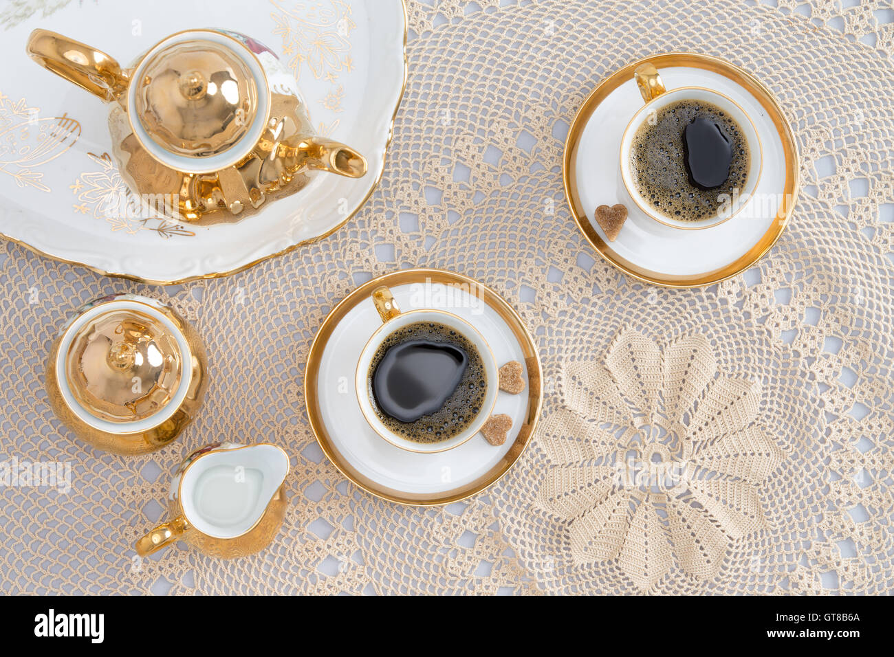 Close up tasses de café turc pour deux, bon pour les conversations, sur le tableau blanc. Capturé en High Angle View. Banque D'Images
