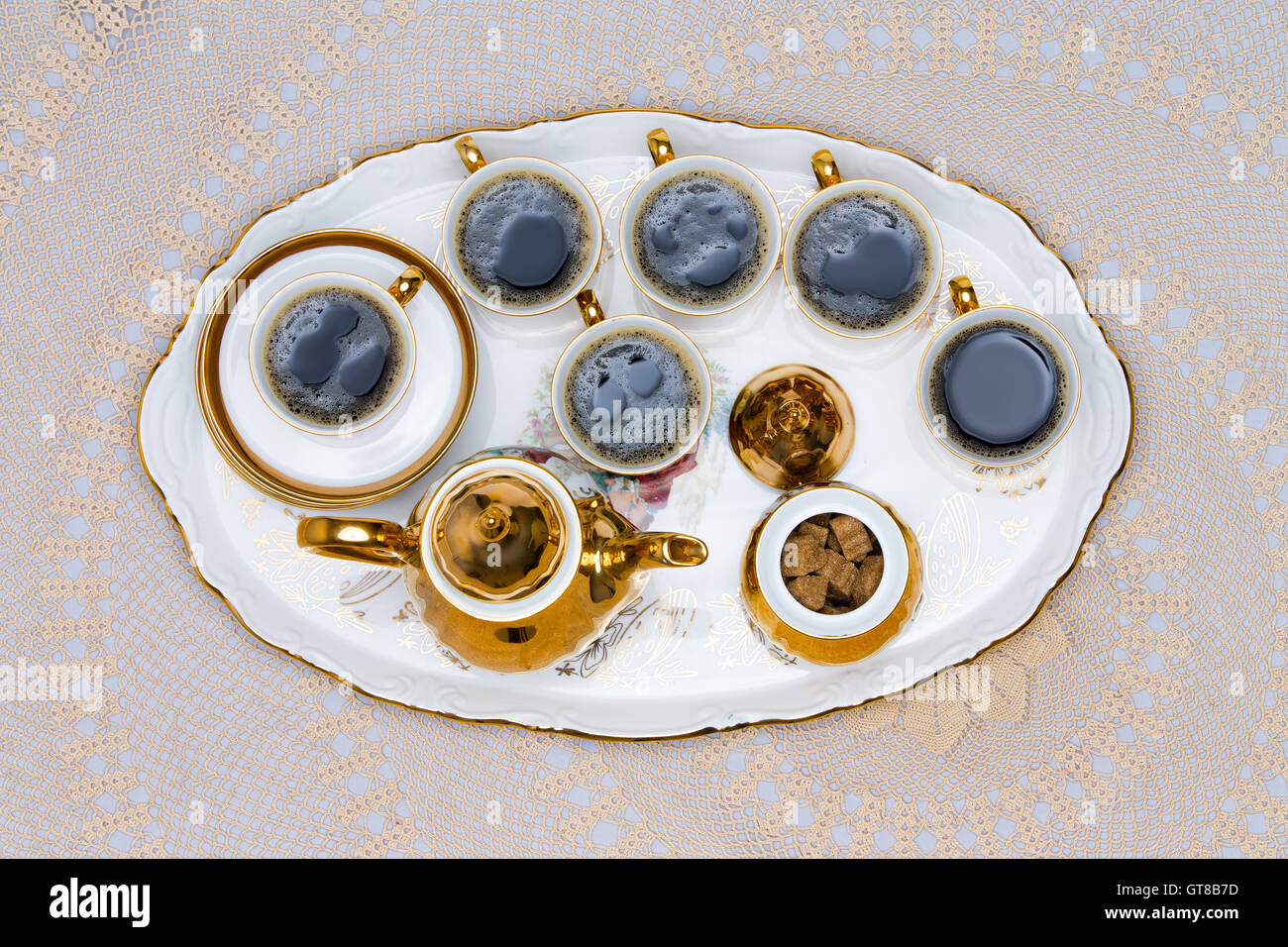 Close up six tasses de café turc sur plateau blanc servi sur table blanche en High Angle View. Banque D'Images