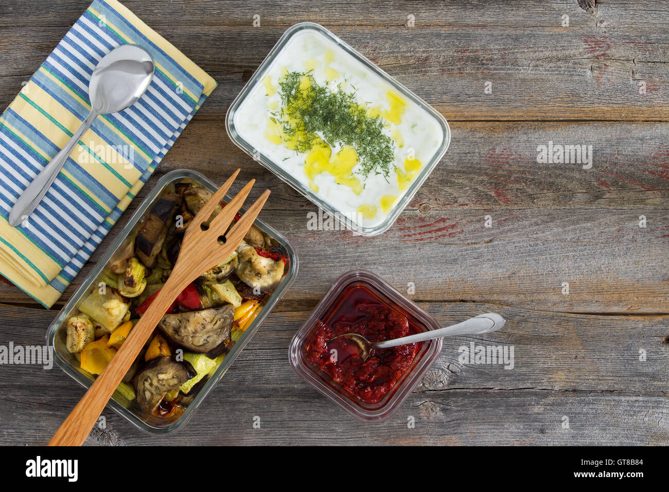 Repas sain, de rôtis ou grillades de légumes variés y compris le poivron, aubergine et courgettes servi avec sauce tzatziki cacik Banque D'Images