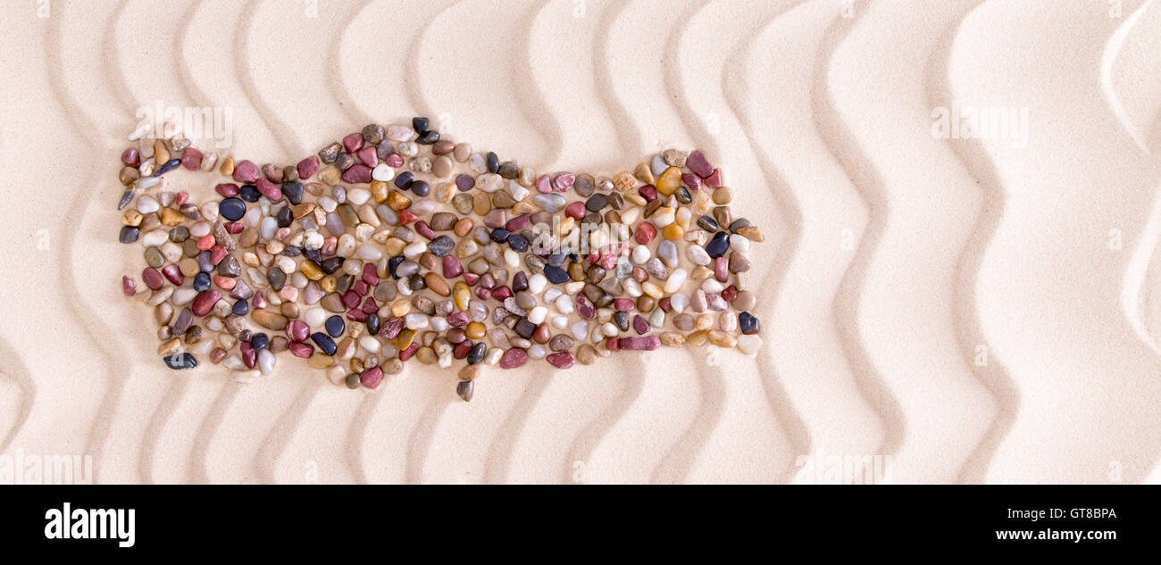 Carte de la Turquie de couleur en forme de galets polis sur la plage de sable, ondulées Image panoramique, avec copie Espace Banque D'Images