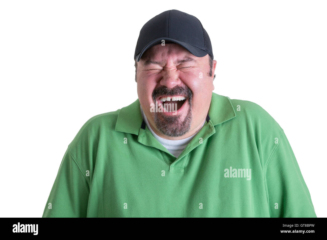Portrait de l'excès de Homme portant chemise verte et Noir Baseball Cap rire avec extase in front of white background, chef d'un Banque D'Images
