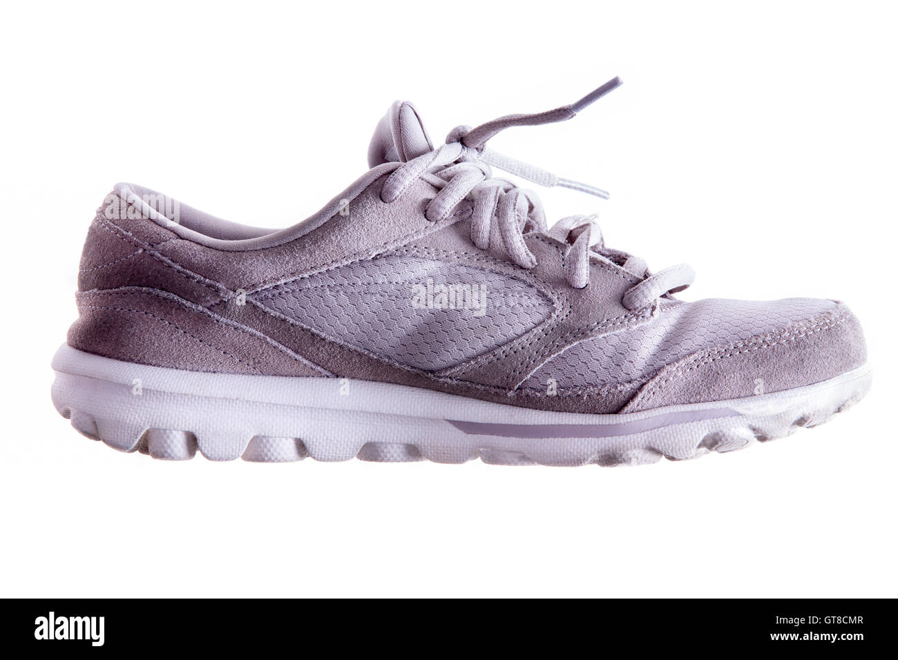 La chaussure de sport gris utilisé à la légère ou d'un formateur avec lacets dans un close up side view isolated on white Banque D'Images