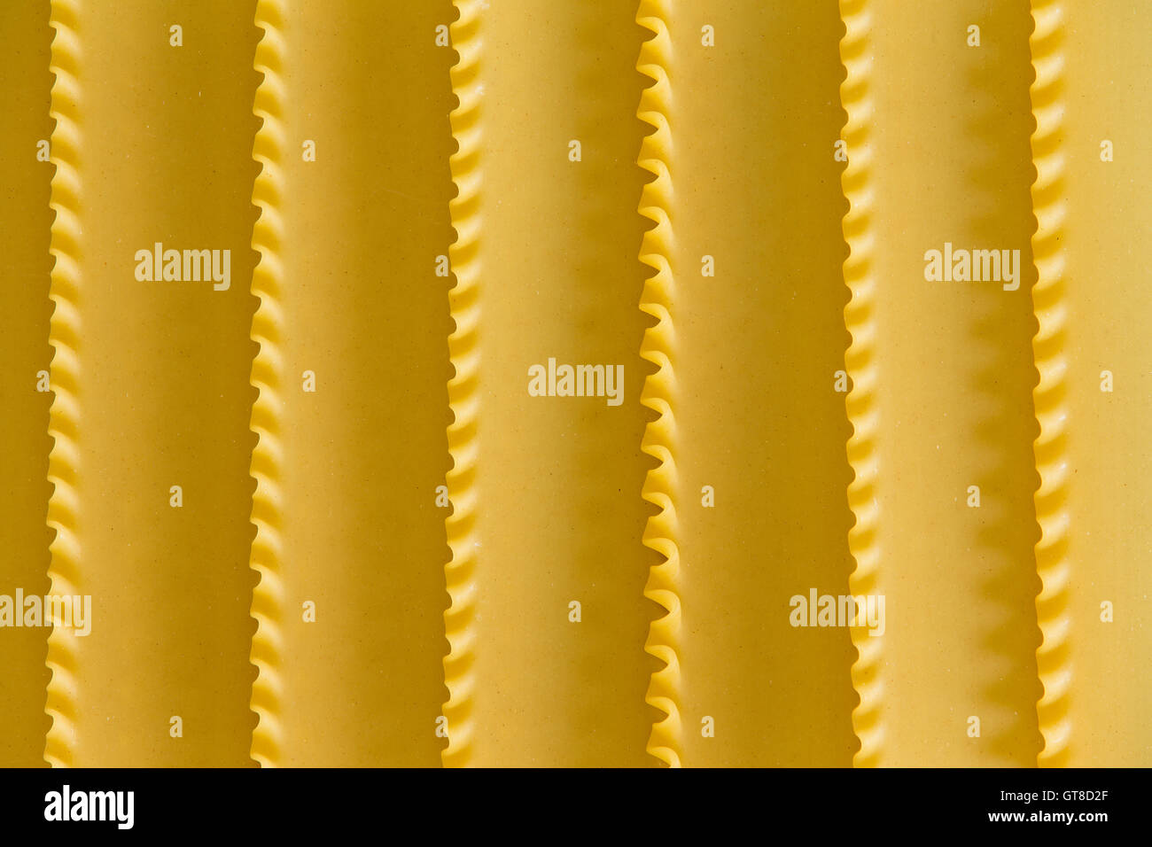 Semoule de blé dur séchée bio texture de fond lasagne avec une parallèle formé par les bords de serti Banque D'Images