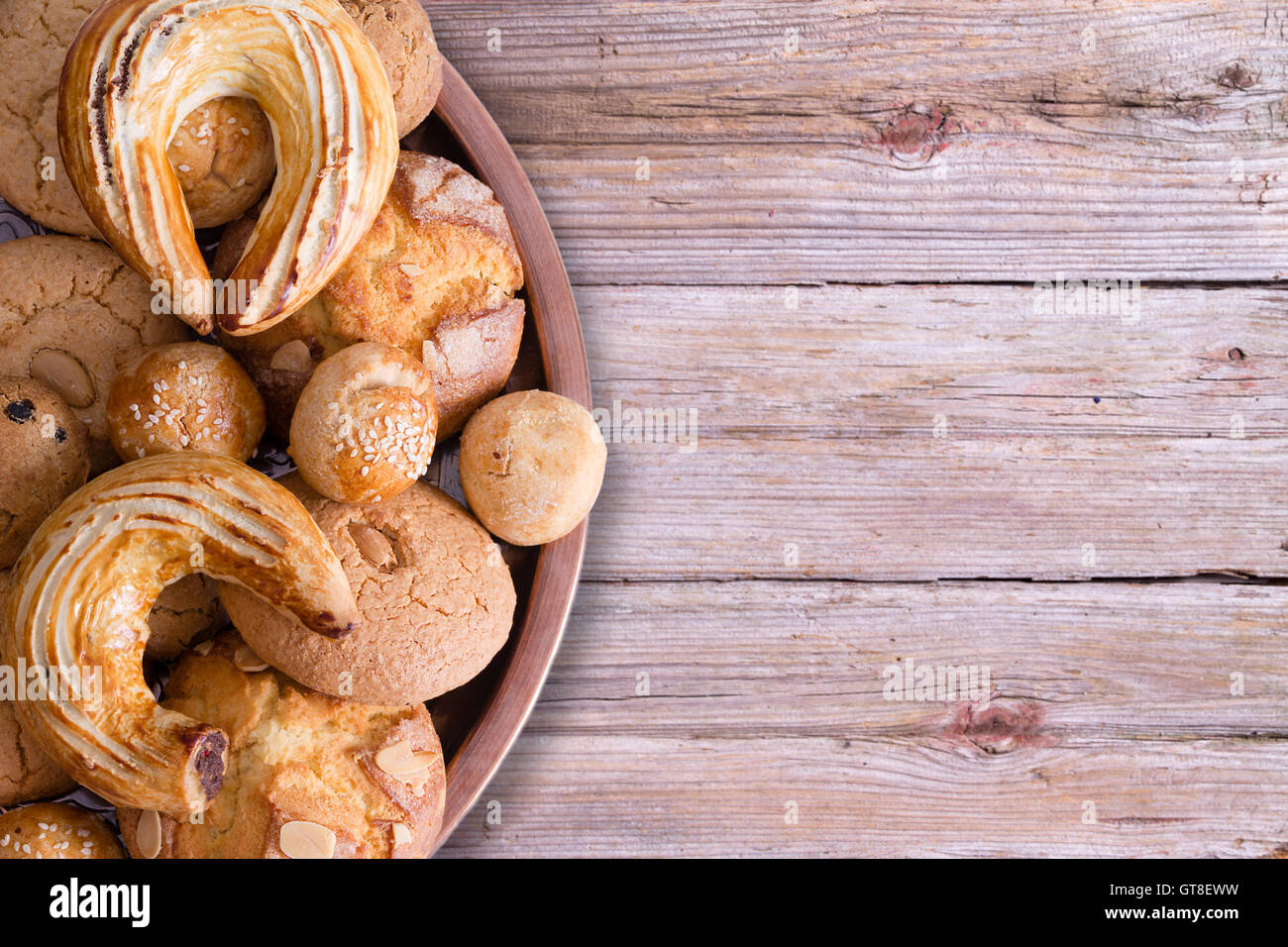 Close up fraîches maison savoureuses pâtisseries turques sur plateau avec croissant, Ay Coregi, macaron aux amandes et d'autres Mini Cookies, en haut Banque D'Images