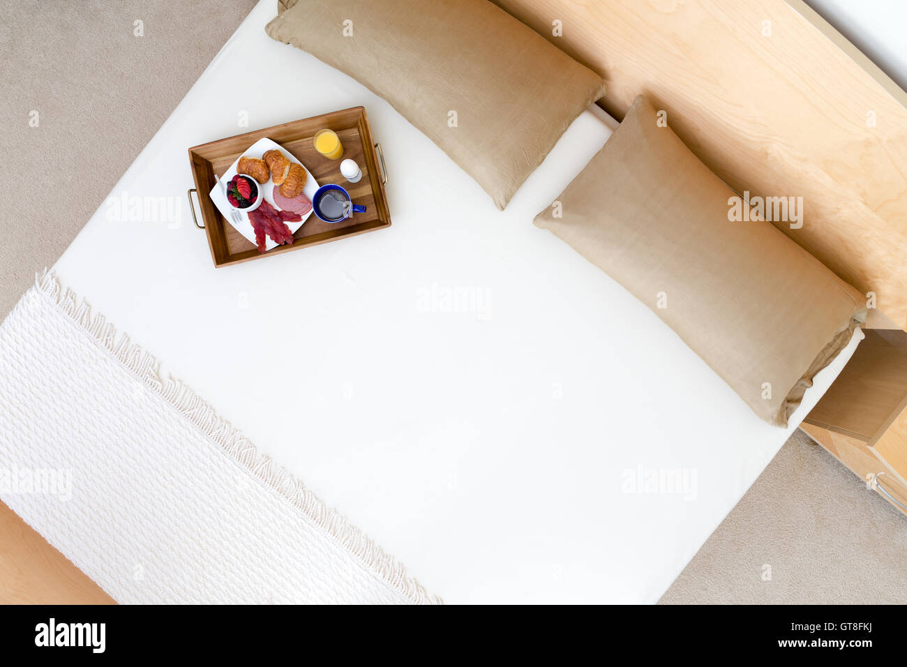Portrait de plateau du petit déjeuner sur le lit décoré en blanc et Beige Banque D'Images