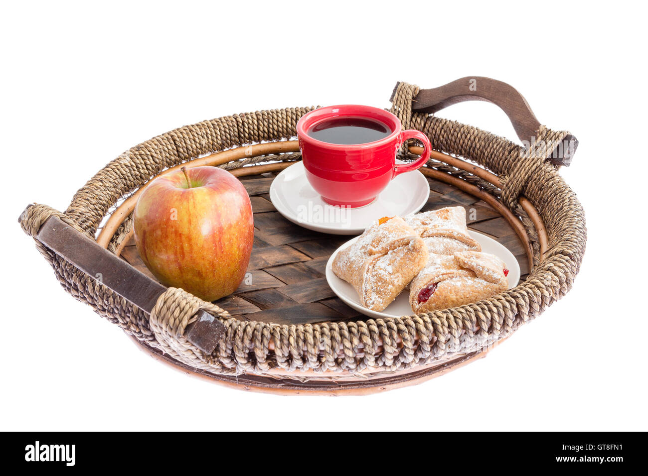 Pomme fraîche, pâtisseries croisé de fromage, de fraise et de pêche et une tasse de café espresso servi sur un osier rustique Banque D'Images