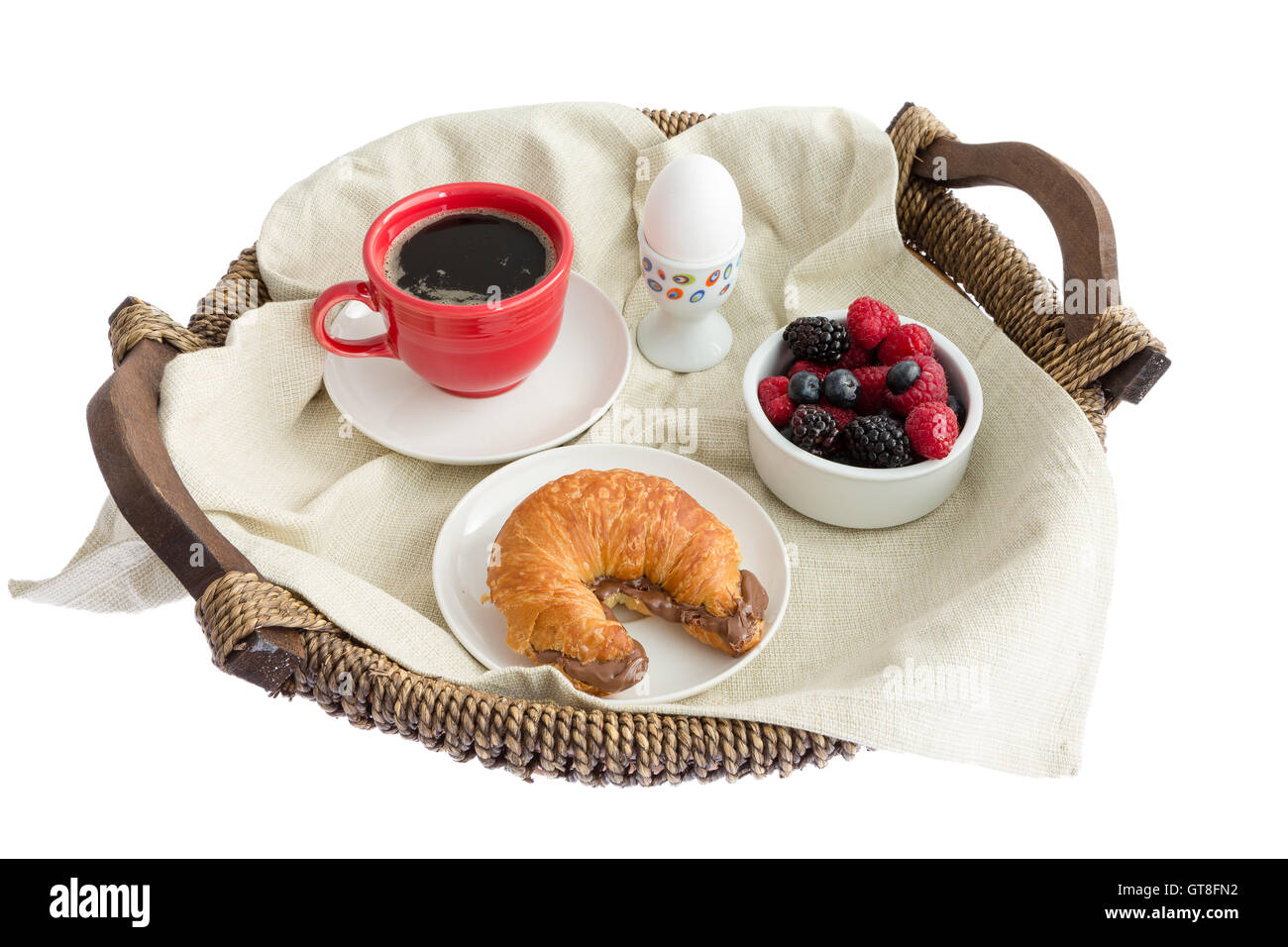 Portrait de plateau de petit-déjeuner appétissant - oeuf dur, café noir, Bol de fruits des champs, et un croissant à la noisette Banque D'Images