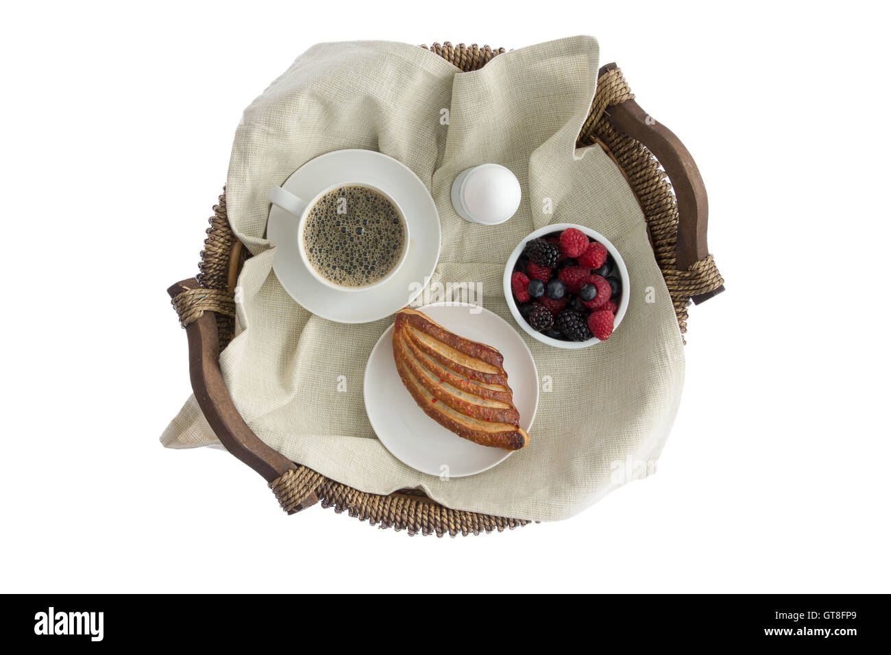Pour un délicieux petit-déjeuner sur un plateau en osier rustique avec une tasse de café expresso, oeuf mollet, frais de ramequin berri assortis Banque D'Images